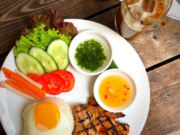 Đĩa cơm sườn ốp la