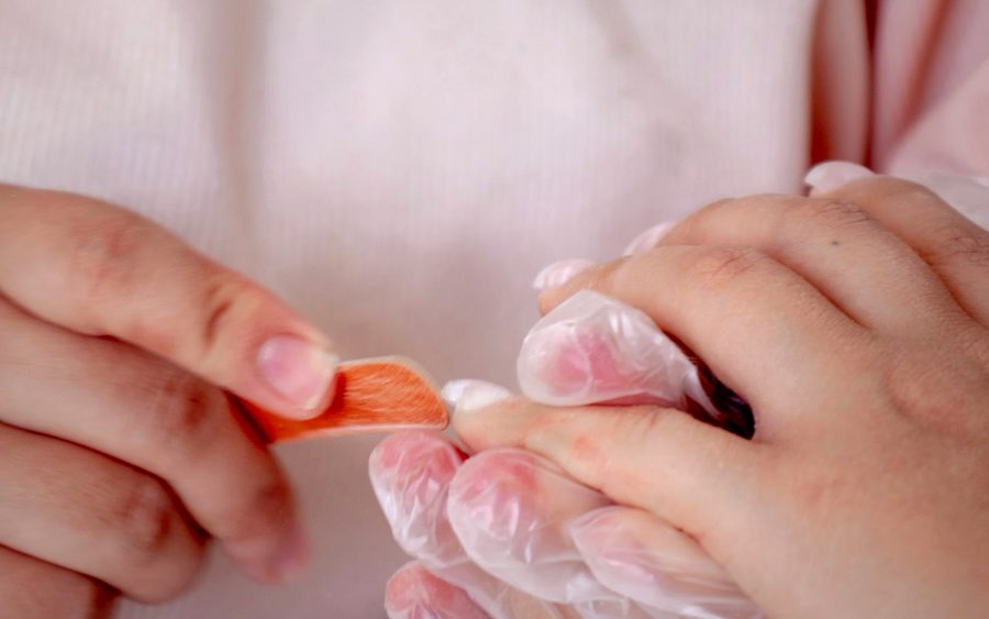 Thợ đang làm móng cho khách